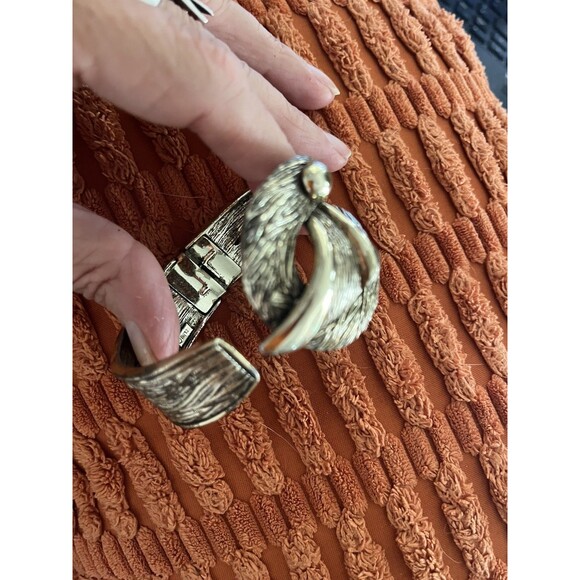 Vintage SELINI signed Etched Gold tone Clamper Hinged Adjustable Bracelet 1960’s - Picture 7 of 12